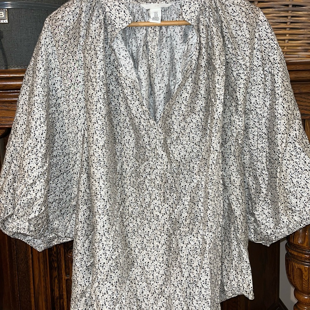 H&M White and Black tiny floral V-Neck peasant Blouse